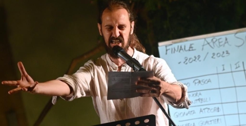 "Poetry slam", quando a sfidarsi sono i poeti: �Performance travolgenti, ritmiche e fisiche�